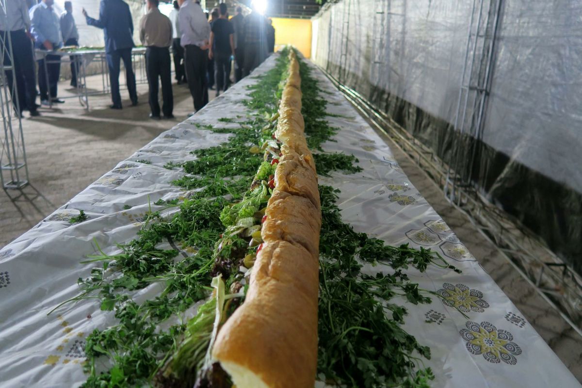 ثبت رکورد بزرگترین ساندویچ ماهی ایران در اهواز