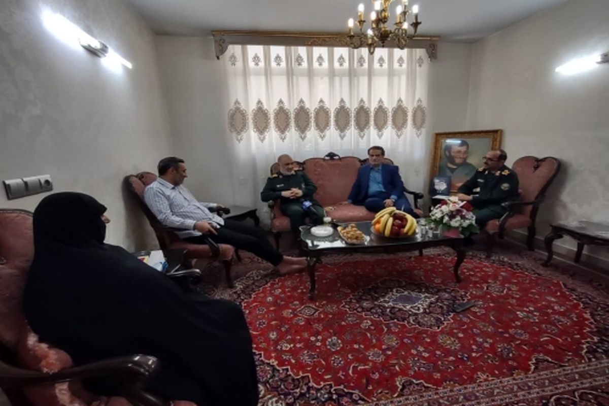 فرمانده کل سپاه با خانواده شهید محمد بروجردی دیدار کرد