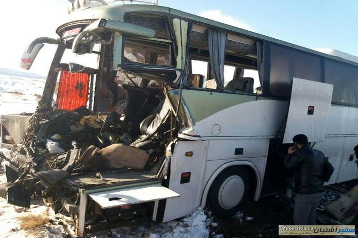 تصادف اتوبوس با تریلی در شهرستان دلیجان ۱ کشته و ۴ مصدوم برجای گذاشت
