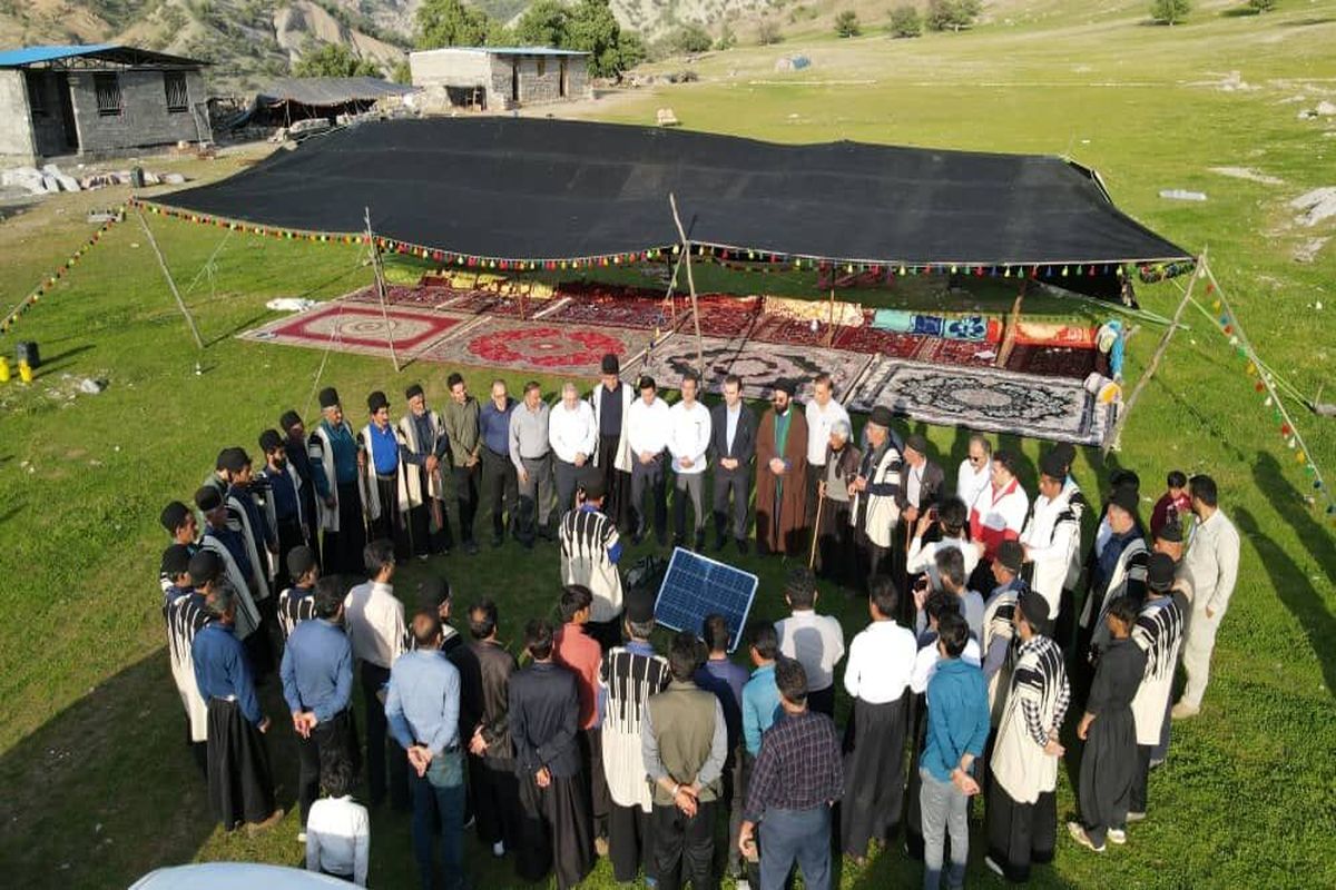 برق رسانی به روستای های سخت گذر دزفول / ۸۰ دستگاه پنل خورشیدی به عشایر کوچ رو احمد فداله اهدا شد