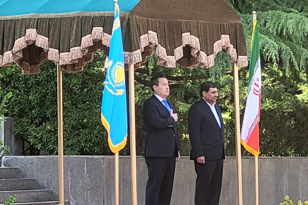 استقبال رسمی معاون اول از نخست وزیر قزاقستان/ مذاکرات هیات‌های عالی رتبه برای توسعه روابط فیمابین آغاز شد