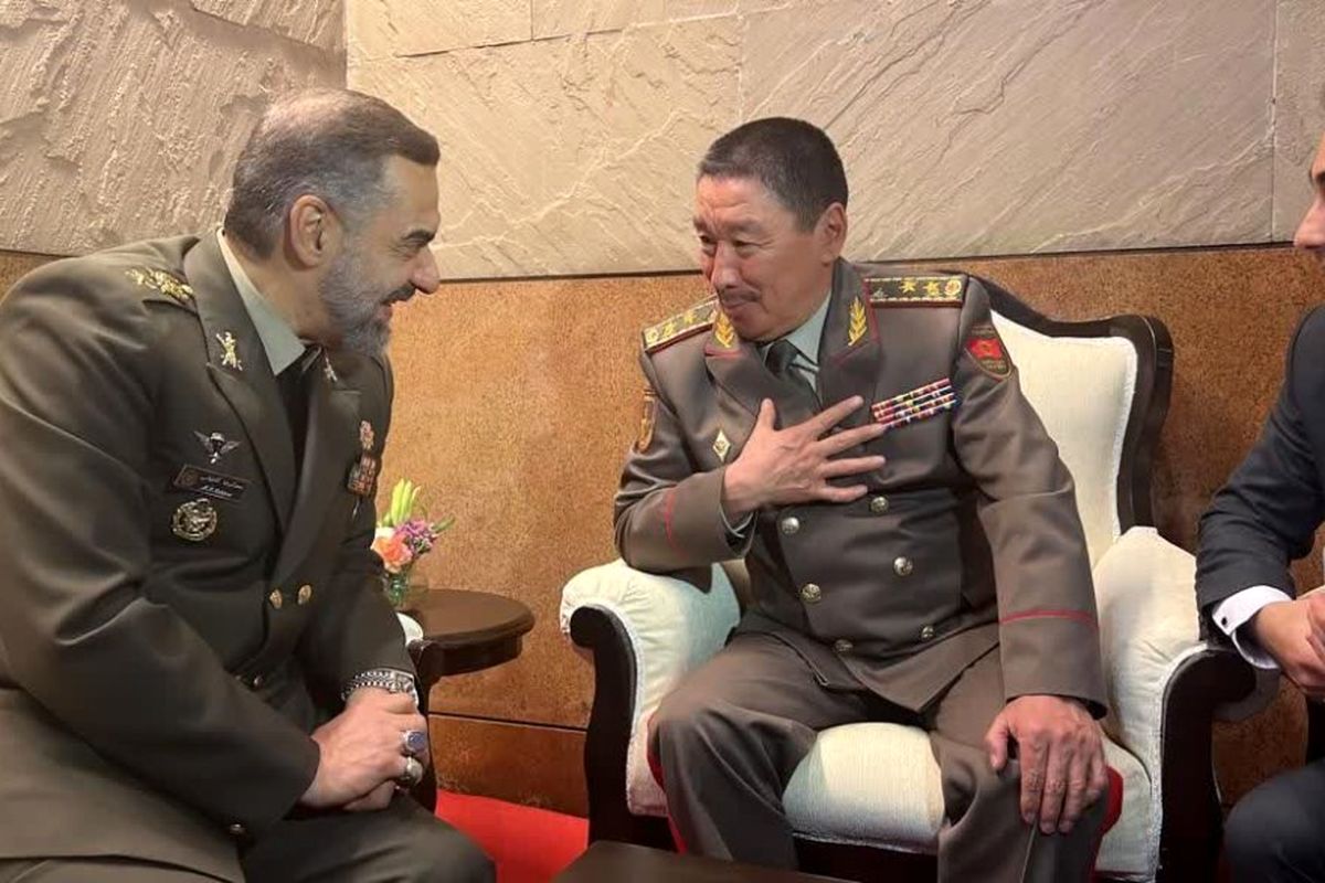 وزیر دفاع قرقیزستان با امیر آشتیانی دیدار و گفتگو کرد