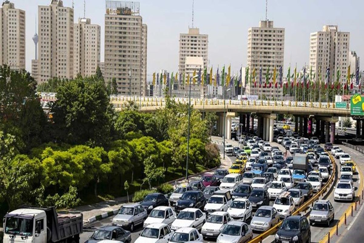 خیابان آزادی در ترافیک صبحگاهی دهمین روز خرداد