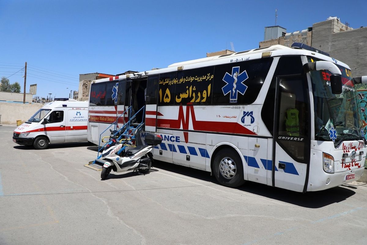 اعزام اتوبوس آمبولانس اورژانس به محل حادثه محور قم -گرمسار