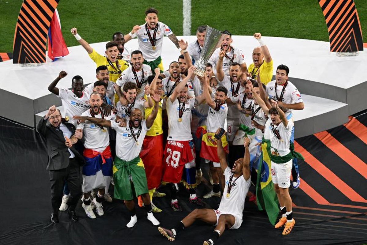 لحظه بالا رفتن جام قهرمانی لیگ اروپا توسط راکیتیچ و ناواس+فیلم