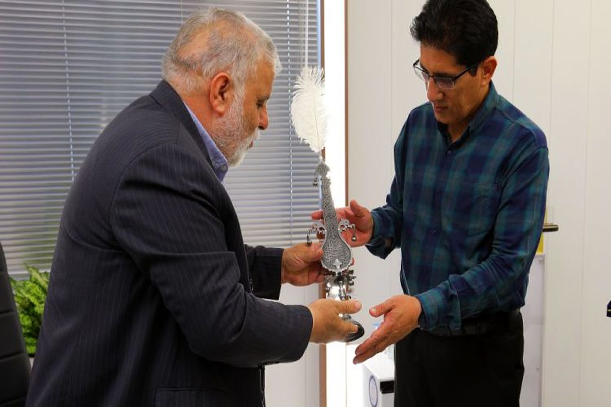 تجلیل از محسن قدیری جانباز ۷۰ درصد و مدیرعامل هلدینگ پتروپالایش اصفهان