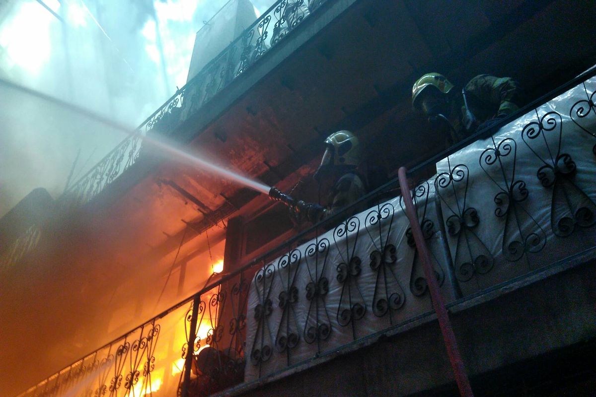 جزییات آتش سوزی انبار چسب فروشان خیابان پاچنار+ عکس