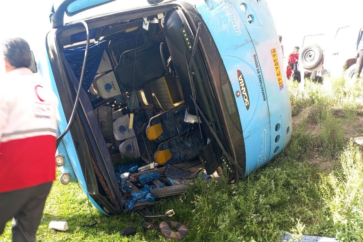 یک کشته و ۱۹ زخمی در تصادف ساینا و اتوبوس