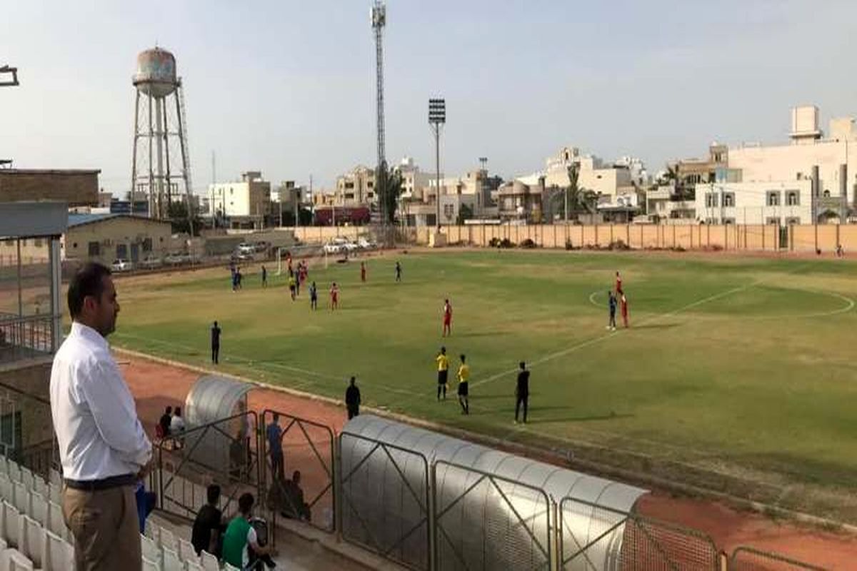 چمن استادیوم شهید سراجی گناوه پس از ۲ سال تعطیلی آماده شد
