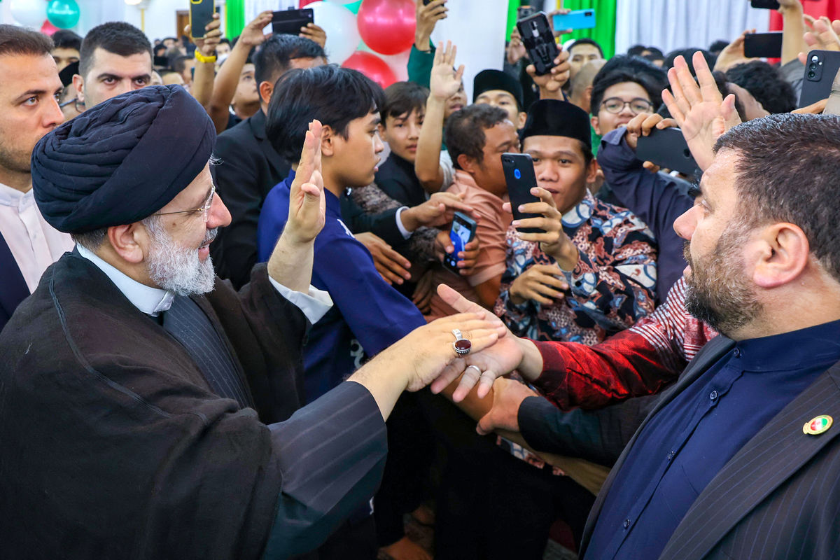 تصاویری از استقبال پرجمعیت مردم اندونزی از سخنرانی رئیسی