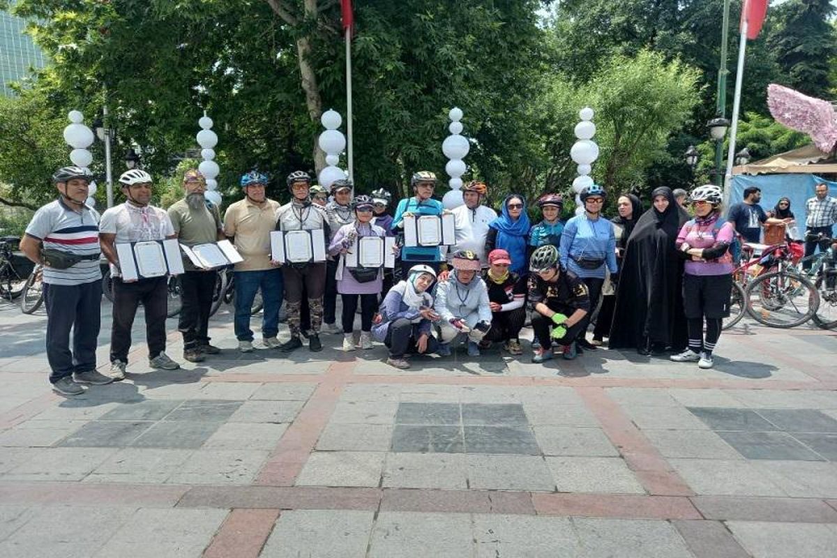 دوچرخه سواران تهرانی به مناسبت هفته محیط زیست مسیر بوستان ملت را رکاب زدند