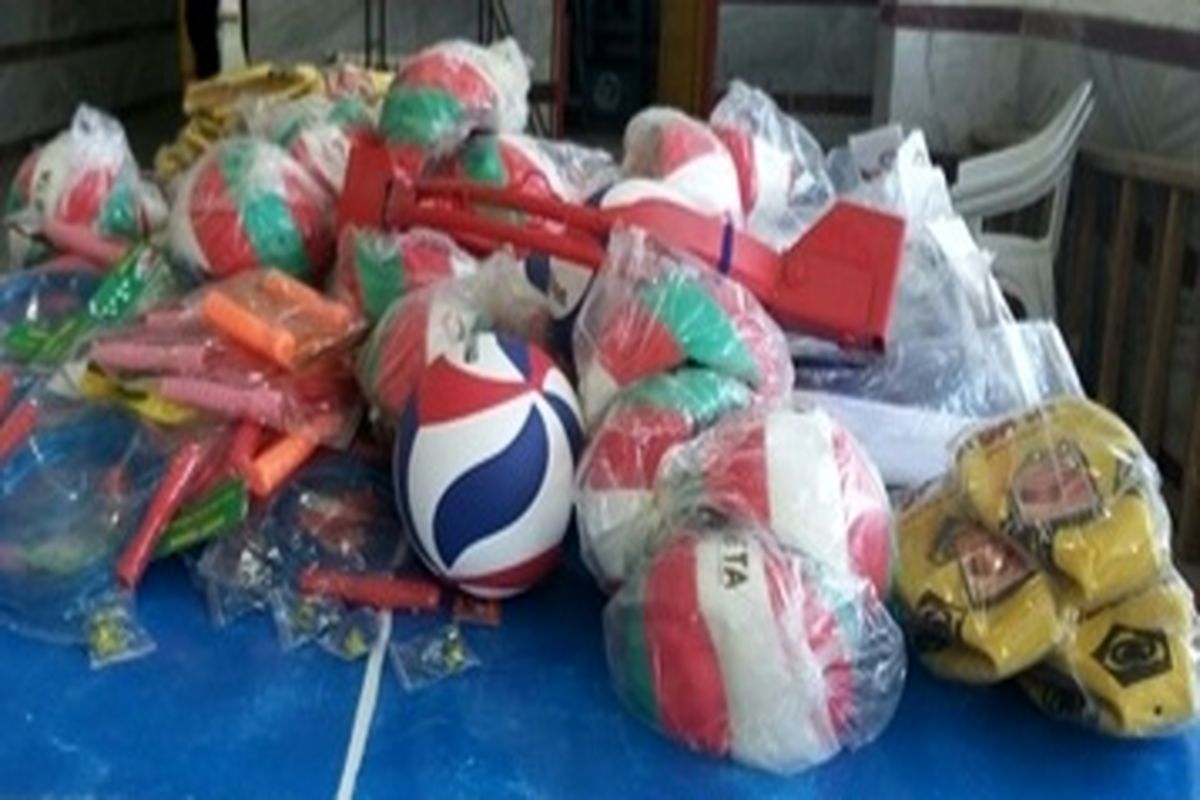 توزیع وسایل ورزشی در مناطق حاشیه نشین شهر یاسوج