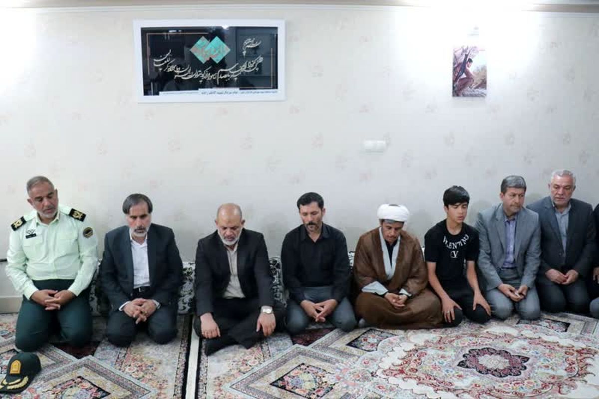 وزیر کشور با خانواده ی شهید وطن محمد مهدی احمدی دیدار کرد