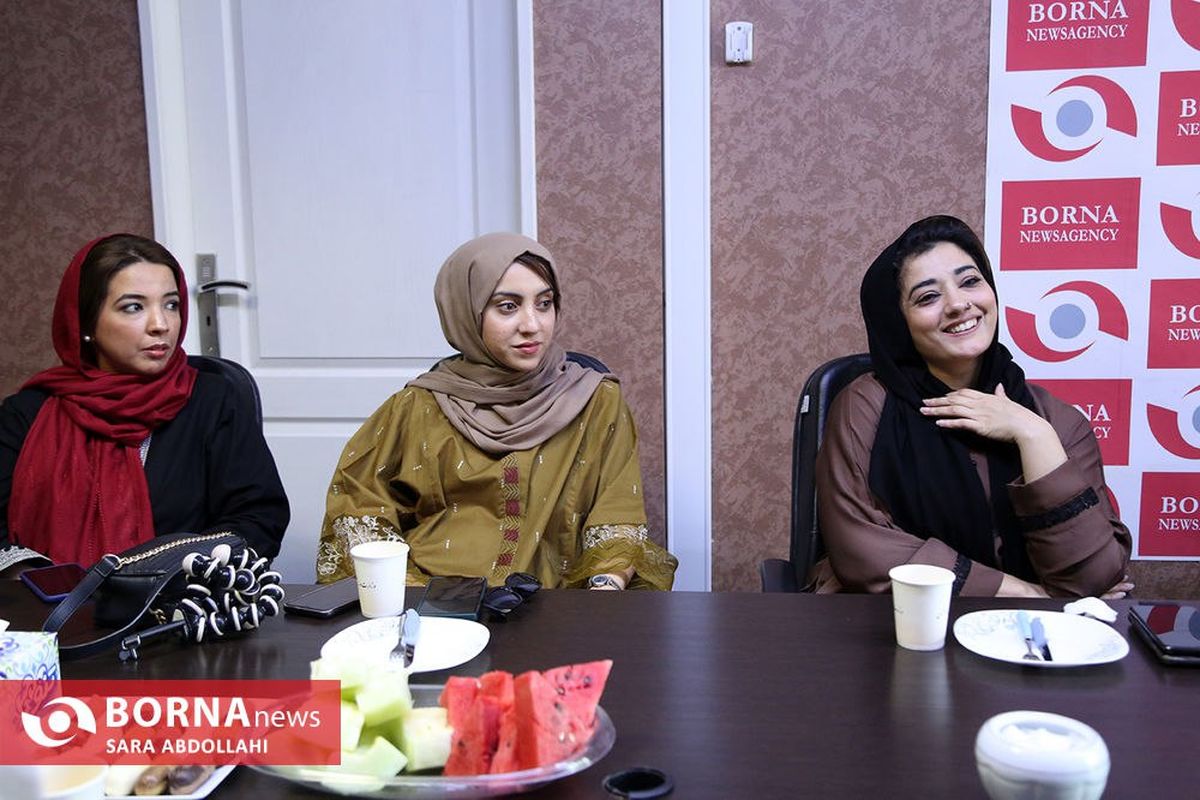 سلفی خبرنگار پاکستانی با تندیس حاج قاسم سلیمانی