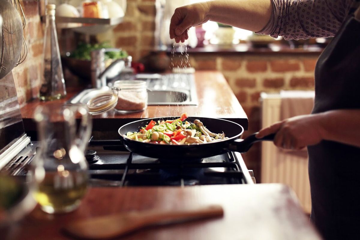 این ۱۰ اشتباه رایج در آشپزی باعث خرابی غذا می شوند!