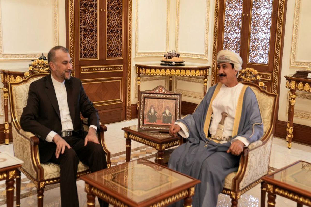 رایزنی وزیر امور خارجه با وزیر مکتب سلطانی عمان