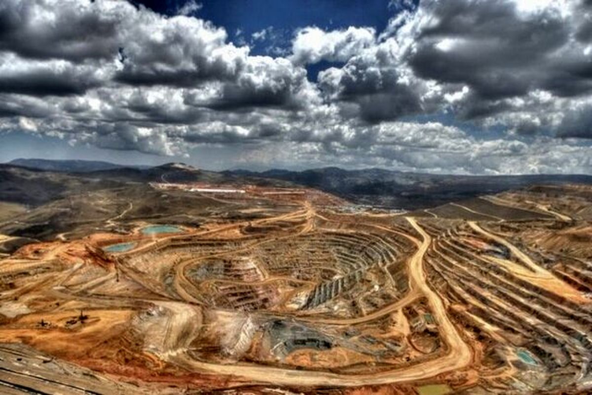 ممانعت از خروج غیرقانونی میلیاردی با ضبط ۱۰۰۰ تن ماده معدنی سلستین در کویر طرود