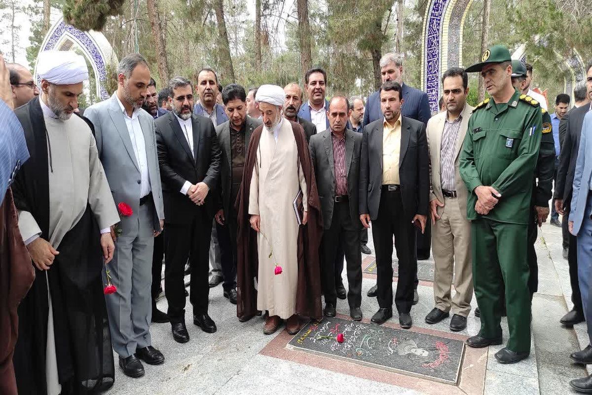 ادای احترام وزیر فرهنگ و ارشاد اسلامی به مقام شامخ شهدای کوهدشت