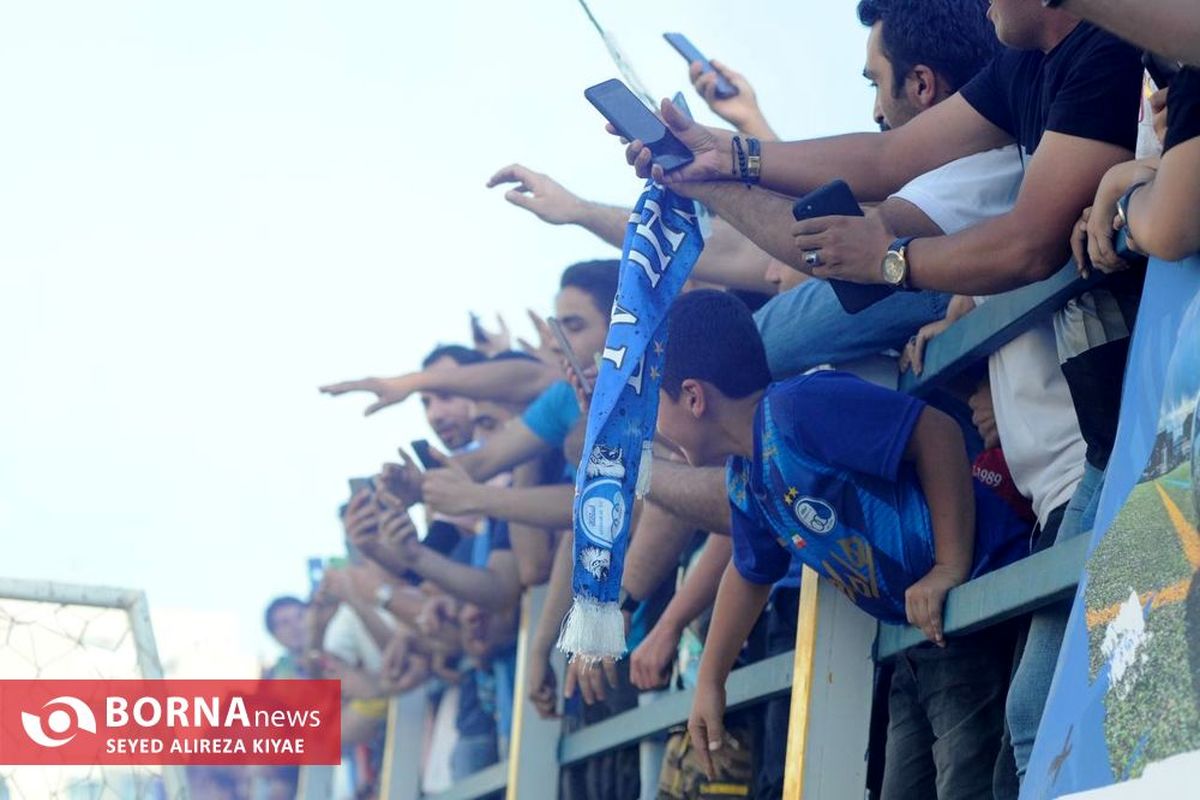 تجمع هواداران مقابل باشگاه استقلال تهران