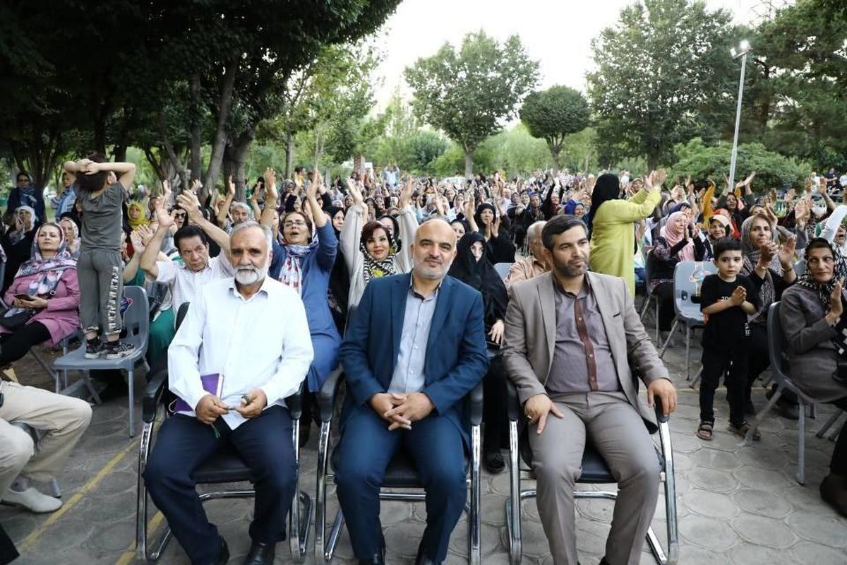 برگزاری نخستین دورهمی ۷۰۰ سالمند در  بوستان پیروزی
