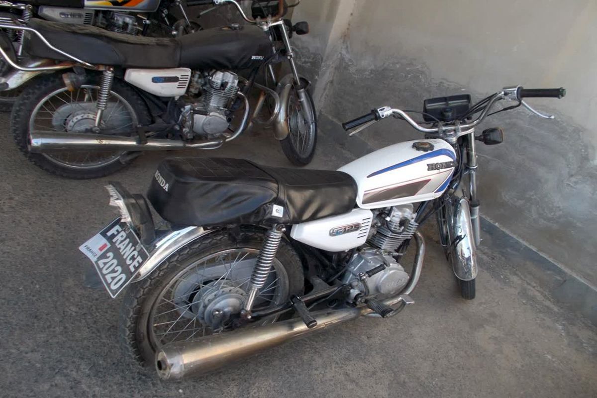 کشف دو دستگاه موتورسیکلت مسروقه و دستگیری سارق سابقه دار در کمیجان