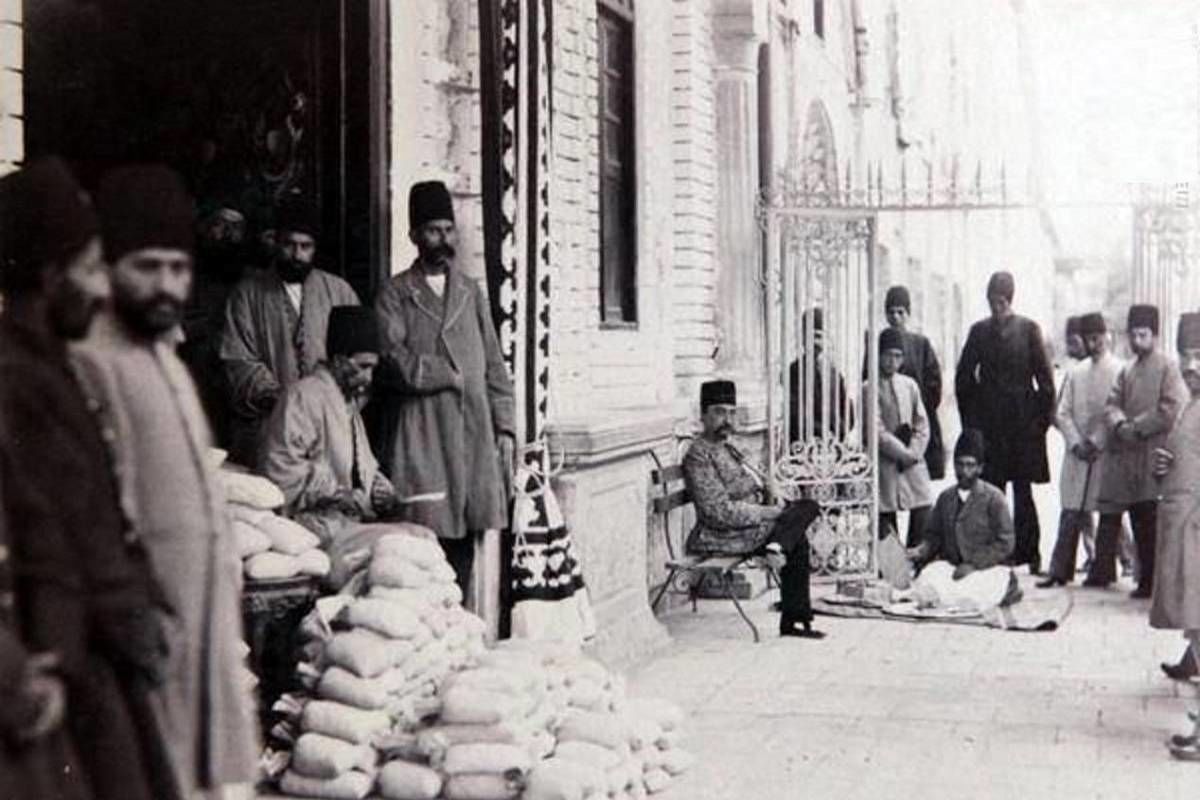 ژست جالب کارمندان ایرانی در ۱۰۰ سال قبل! + عکس