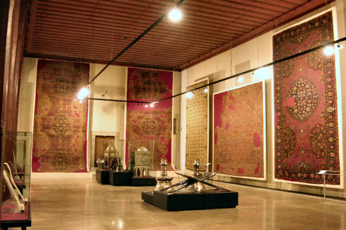 موضوع حفاظت و نگهداری از گنجینه موزه فرش ایران یک همت ملی در سطح کل کشور را طلب می‌کند