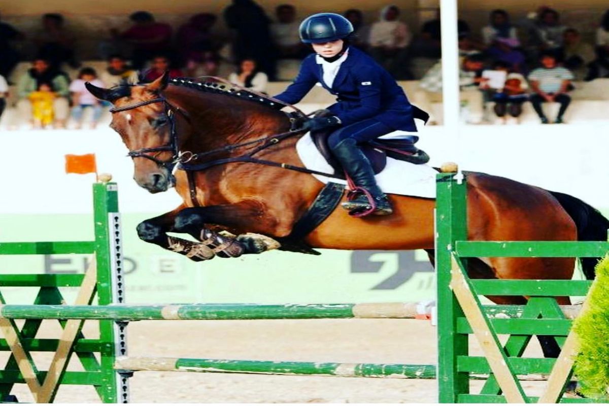 دختر اصفهانی روی سکوی قهرمانی  مسابقات پرش با اسب جام اکو