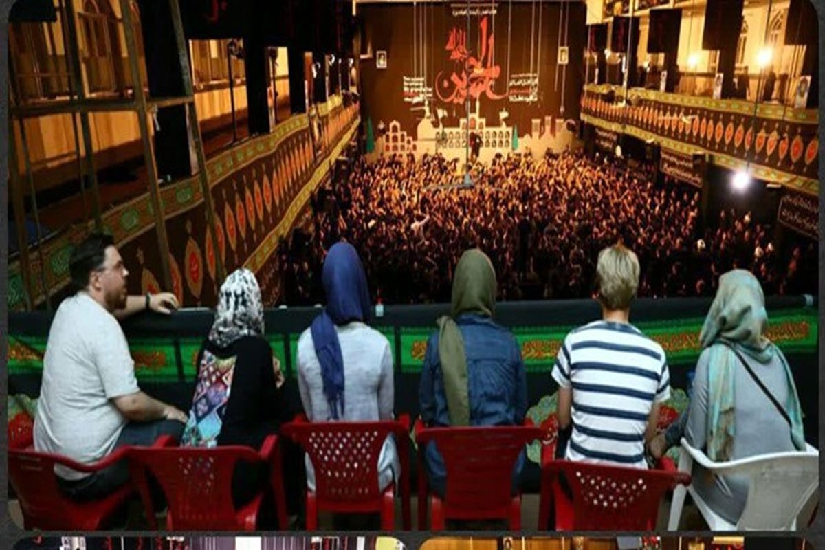 استقبال چشم بادامی ها از مراسم عزاداری محرم/ پذیرایی از توریست ها با قهوه یزدی و غذای نذری