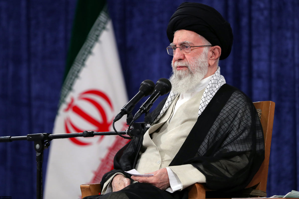 رهبر انقلاب: خاطره‌های شهدا باید با زبان هنر زنده نگه داشته شود/ شهدا الگوهای زنده نسل جوان هستند