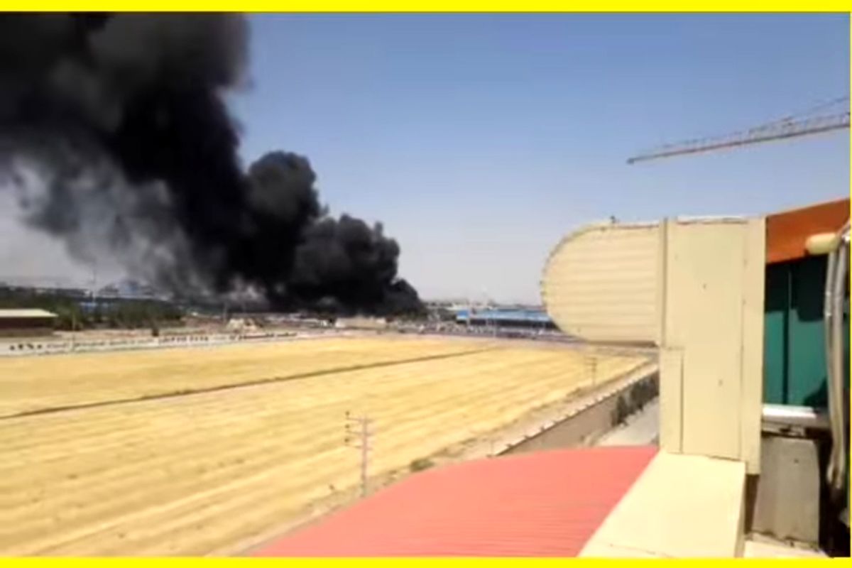 بخشی از مجموعه کارخانجات اسنوا (گروه انتخاب) در آتش سوخت