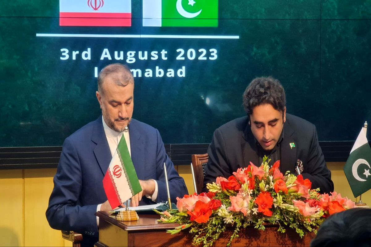 امضا تفاهمنامه‌های مرتبط با تمدید ۵ ساله برنامه همکاری تجاری راهبردی توسط وزرای خارجه ایران و پاکستان