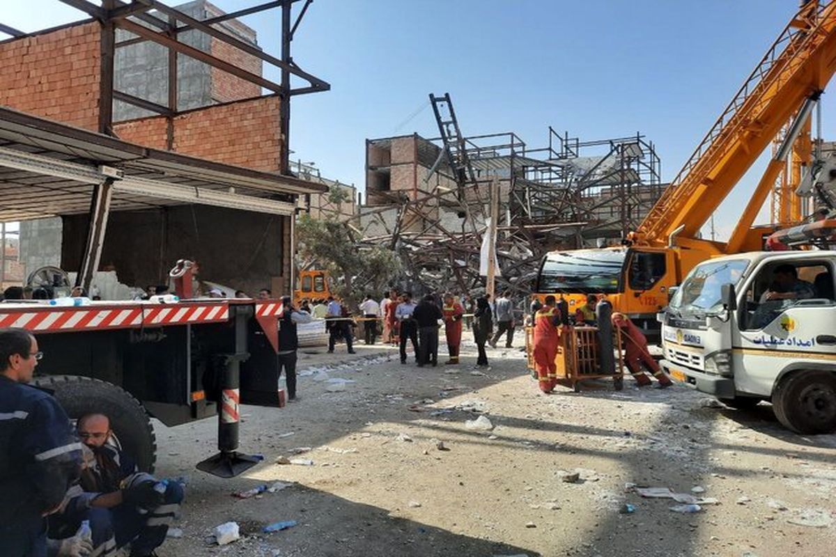 ریزش ساختمان درحال ساخت در شهرک احمدیه/ نجات دو نفر از زیر آور