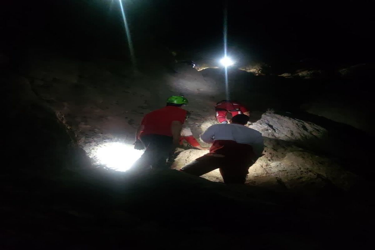 نجات کوهنورد گرفتار در ارتفاعات «سبزرود» در شهرستان سرایان