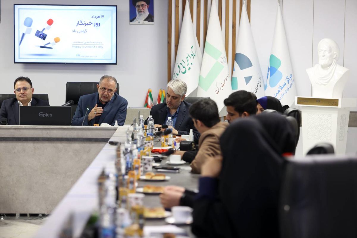 نشست صمیمانه سرپرست ستاد اجرایی فرمان امام با خبرنگاران به مناسبت روز خبرنگار