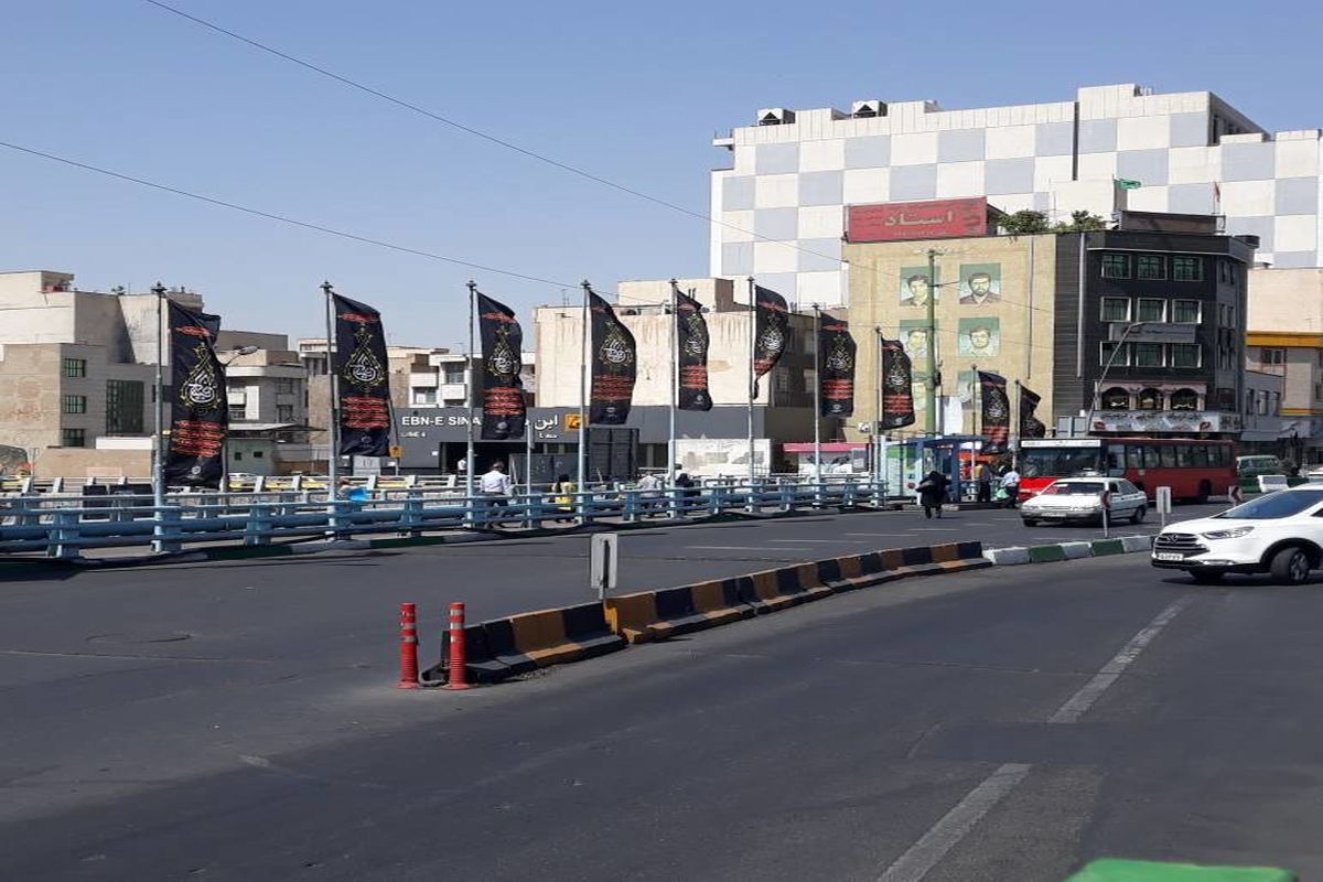 منطقه ۱۳ تهران با نصب بیش از ۲۳ هزار متر ریسه مشکی رنگ عزا به خود گرفت