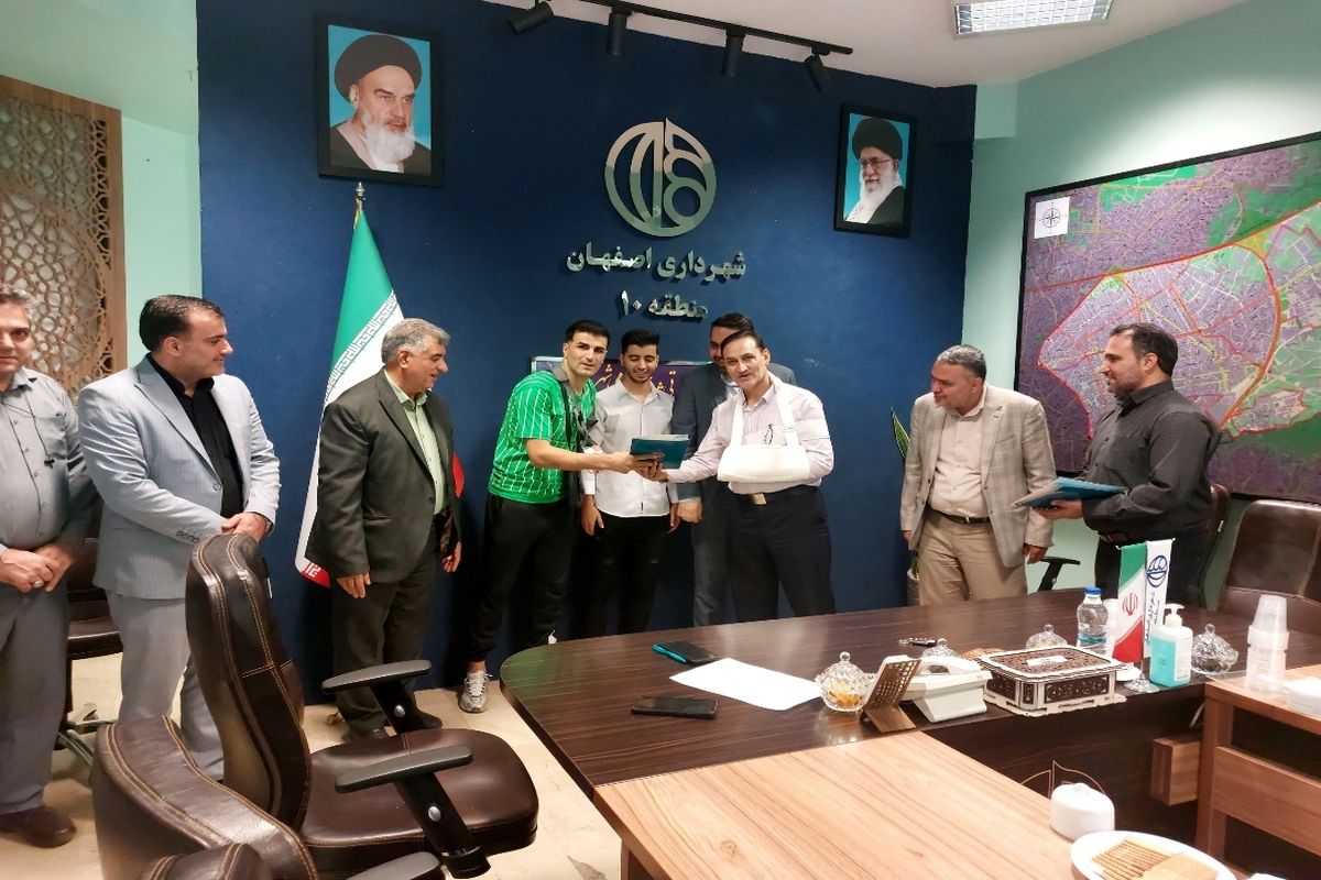 تجلیل از دو قهرمان شاخص محله حصه توسط شهرداری منطقه ده