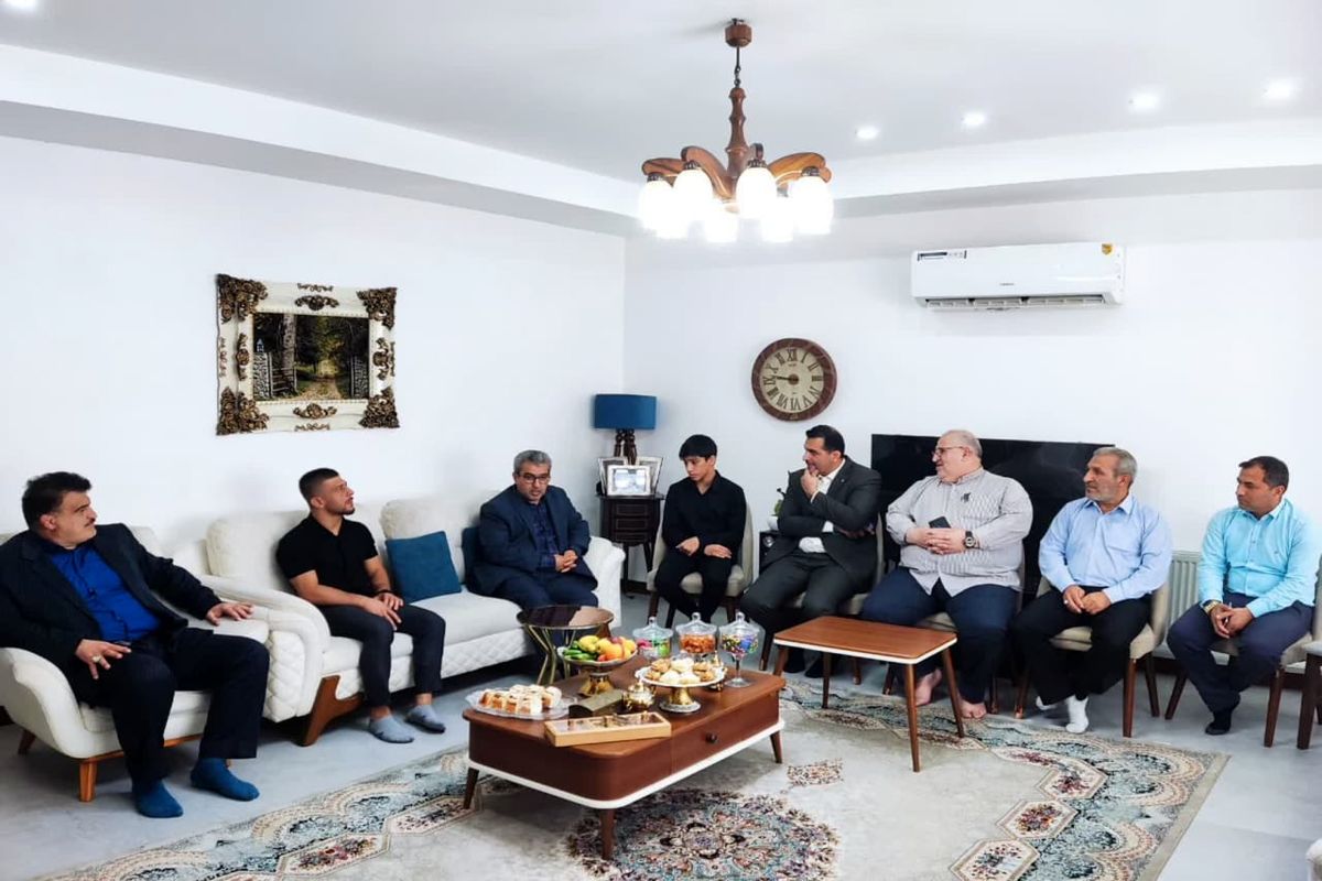 حضور مدیرکل ورزش و جوانان استان مازندران در منزل قهرمان جهان