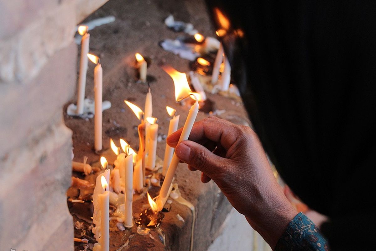 غروب تاسوعا شمع های حاجت روشن می شوند