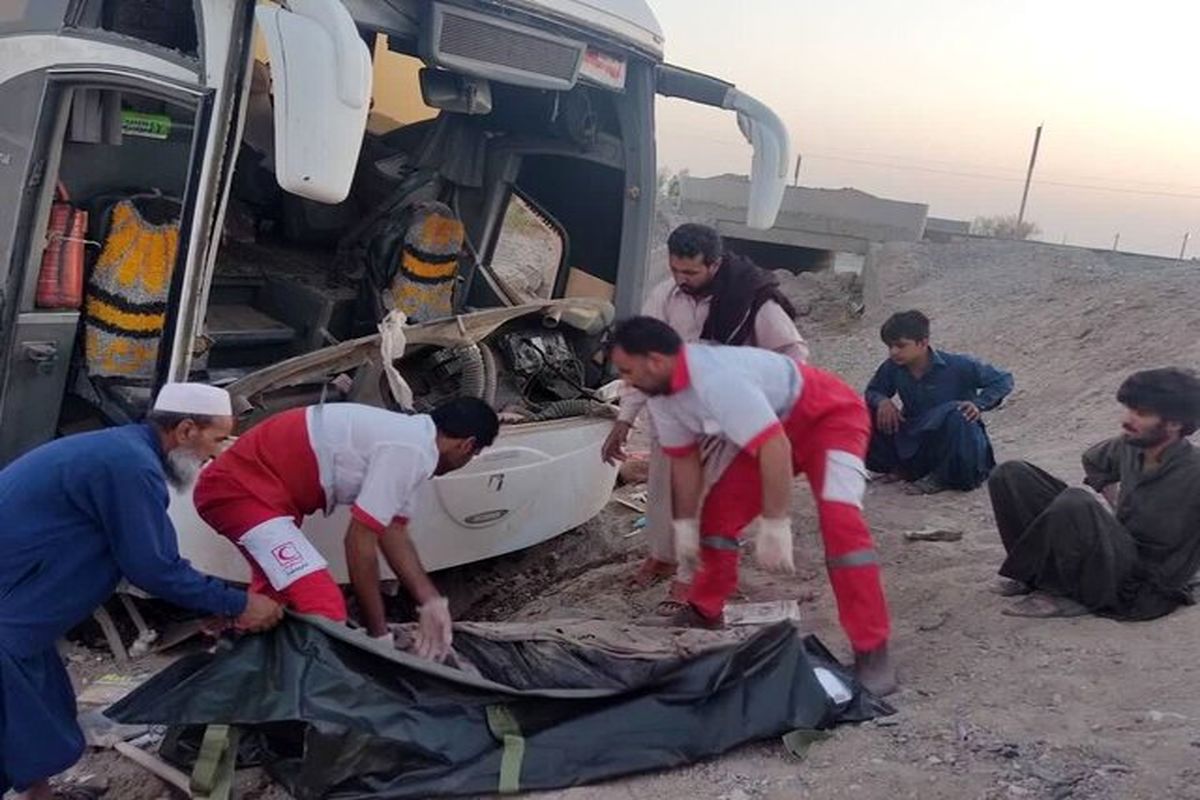 ۲۸ کشته و زخمی در اثر انحراف اتوبوس عقاب اسکانیا محور ریگان به ایرانشهر