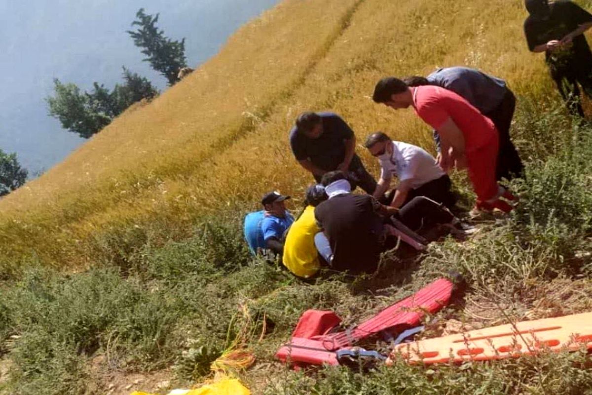 سقوط مرد ۳۲ ساله از پاراگلایدر در سایت پروازی رامیان