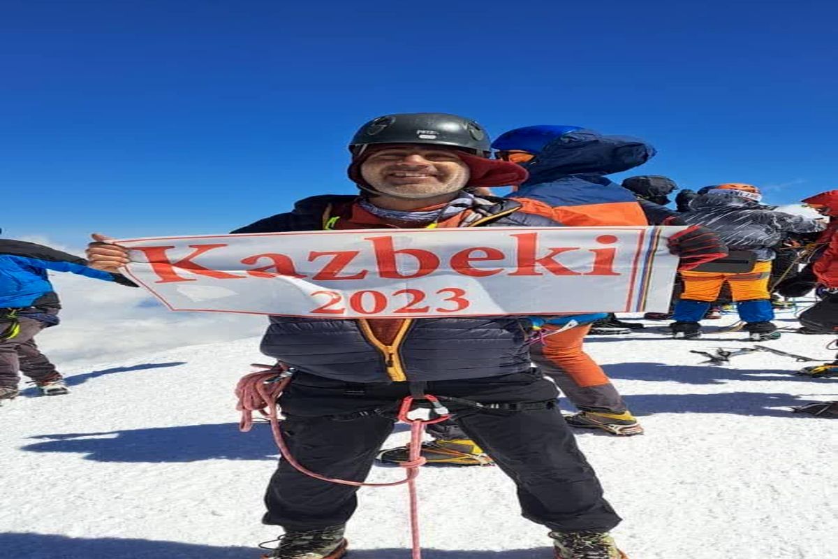 صعود کوهنورد پیوند کلیه استان زنجان به قله کازبک گرجستان