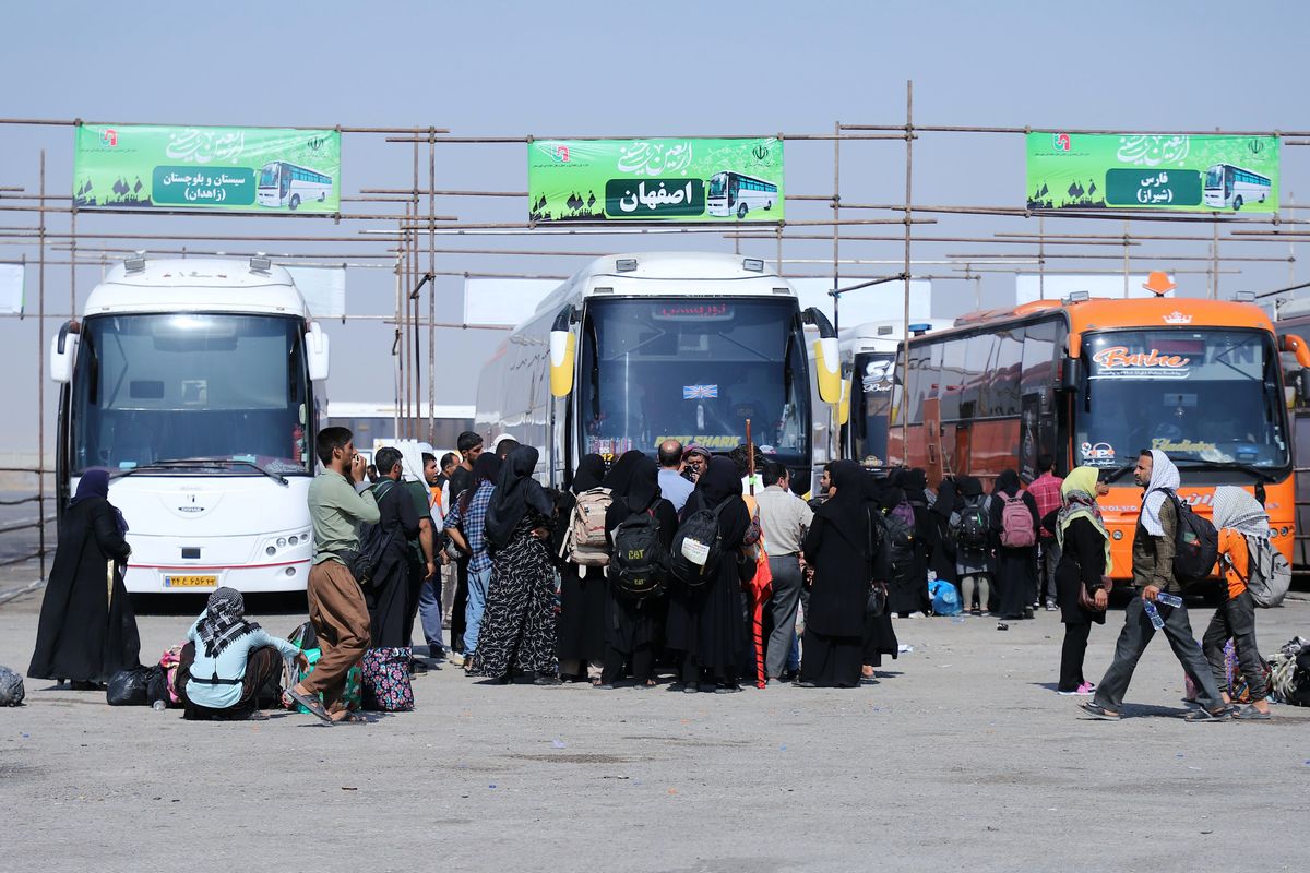 انتقال تمامی زائرین قمی از پایانه برکت مرز مهران