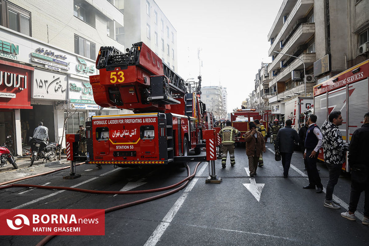نجات ۱۰۰ نفر از آتش یک مرکز تجاری در شمال پایتخت توسط آتش نشانان