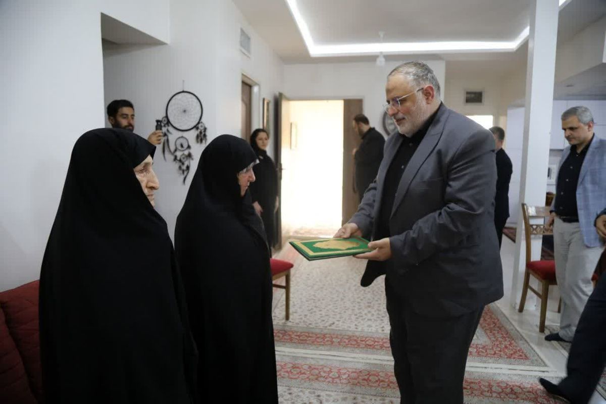 استاندار قزوین با خانواده شهید محمد اللهیاری دیدار کرد