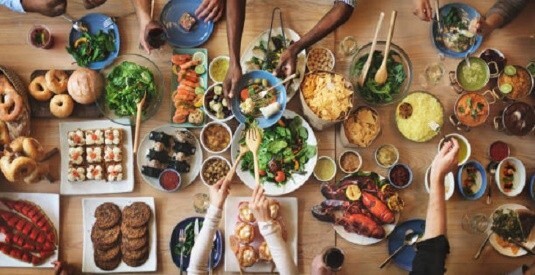 چگونه میز غذا را برای مهمانی چیدمان کنیم؟ چگونه میز غذا را برای مهمانی چیدمان کنیم؟