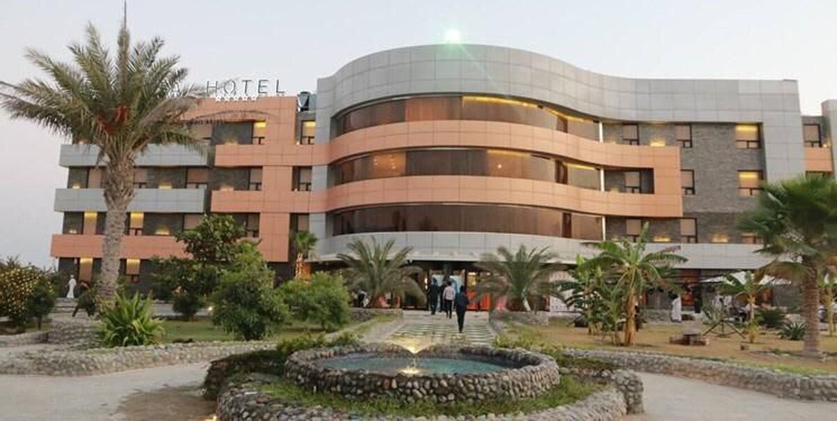 اولین هتل 5 ستاره قشم کجاست؟