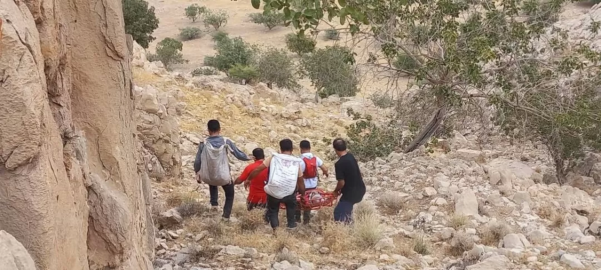 نجات مصدوم از ارتفاعات منطقه جهاد آباد نارک گچساران