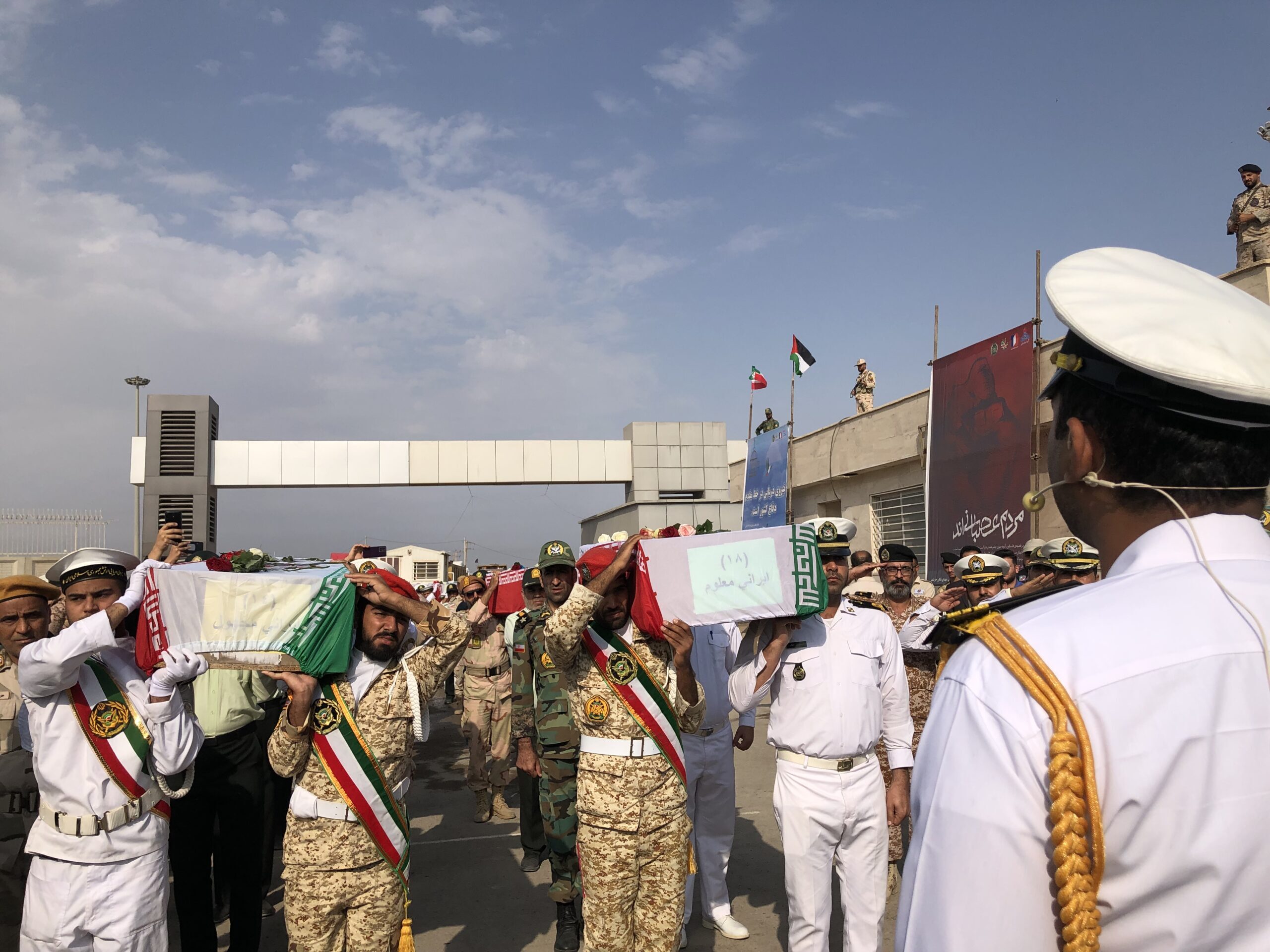 مراسم استقبال از پیکر ۲۲ شهید تازه تفحص شده در شلمچه برگزار شد مراسم استقبال از پیکر ۲۲ شهید تازه تفحص شده در شلمچه برگزار شد