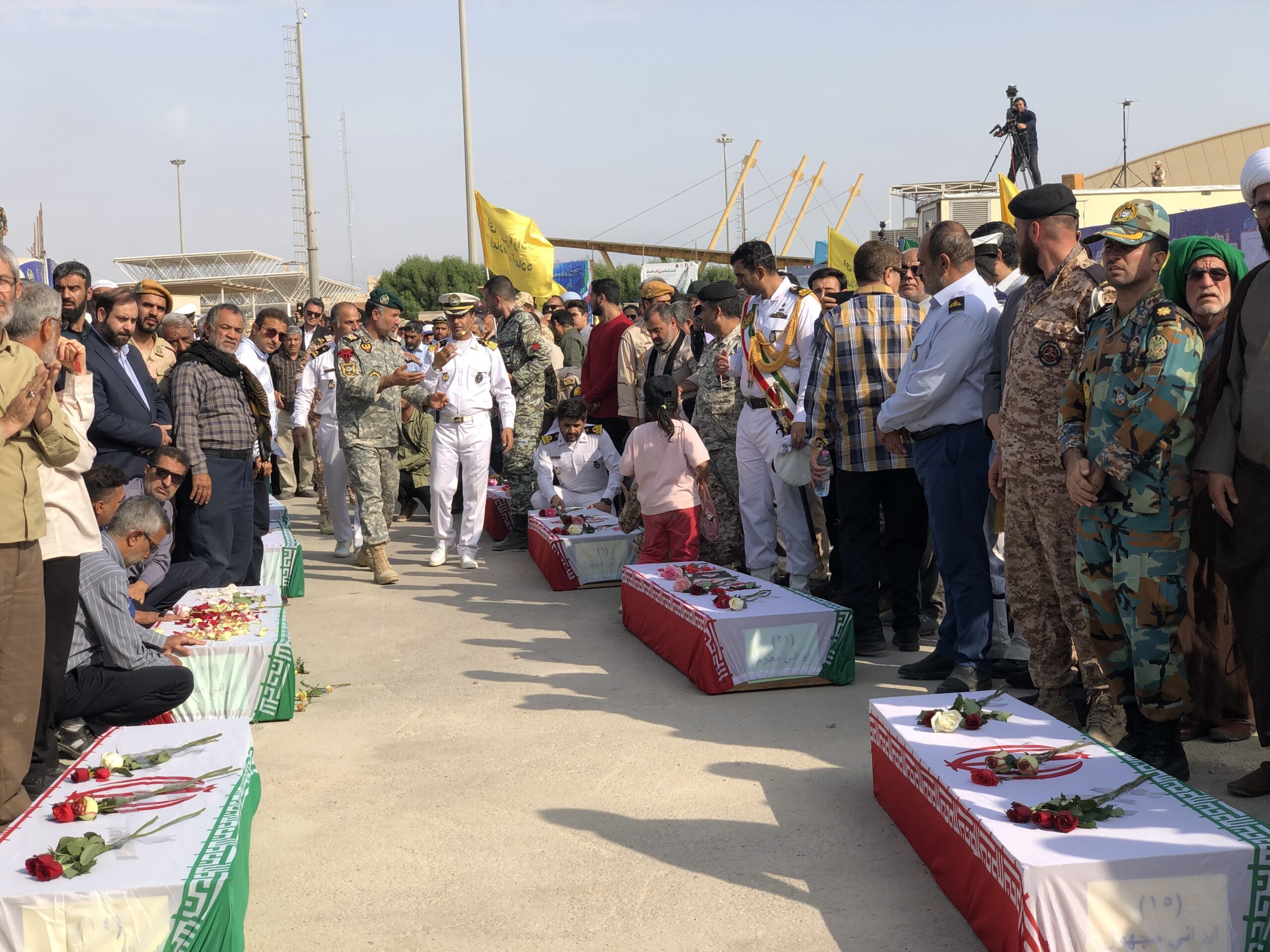 مراسم استقبال از پیکر ۲۲ شهید تازه تفحص شده در شلمچه برگزار شد مراسم استقبال از پیکر ۲۲ شهید تازه تفحص شده در شلمچه برگزار شد